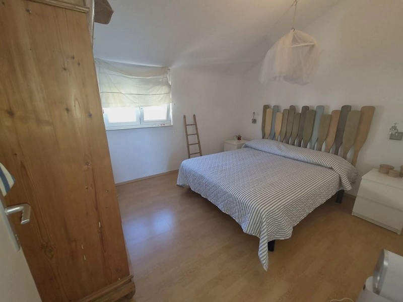 Chambre de l'appartement sous les combles à Tisno