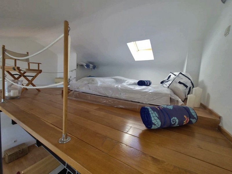 Mezzanine avec fenêtre de toit comme coin nuit supplémentaire