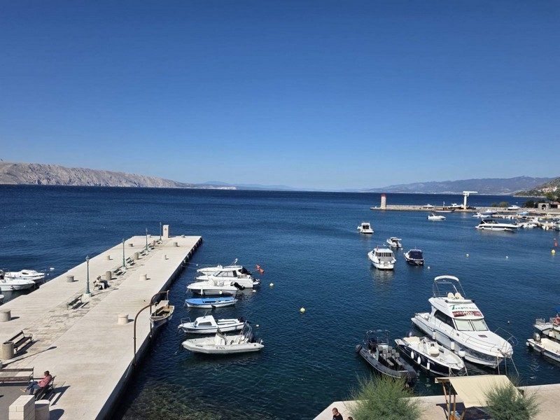 Port de Senj avec bateaux et vue sur la côte
