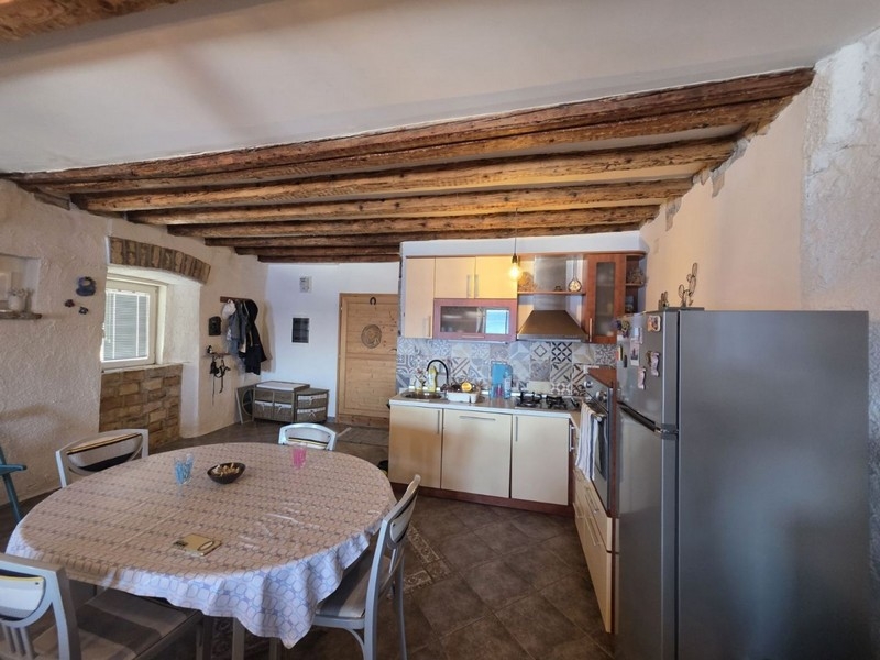 Cuisine ouverte avec table à manger