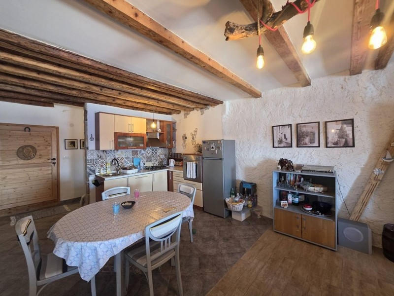 Espace repas devant la kitchenette