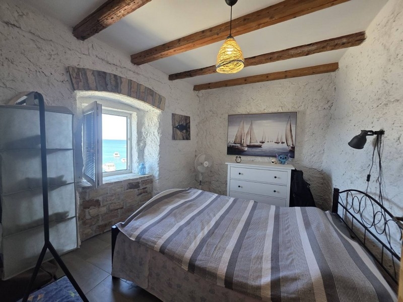 Chambre avec lit double et poutres en bois