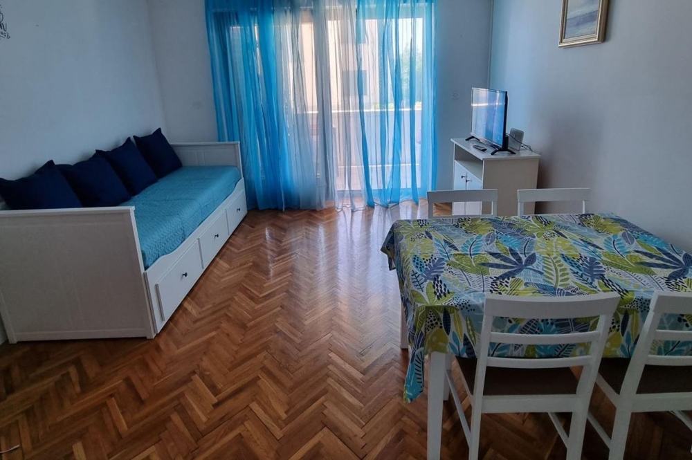 Salon avec canapé et table à manger - appartement à vendre en Croatie A4115