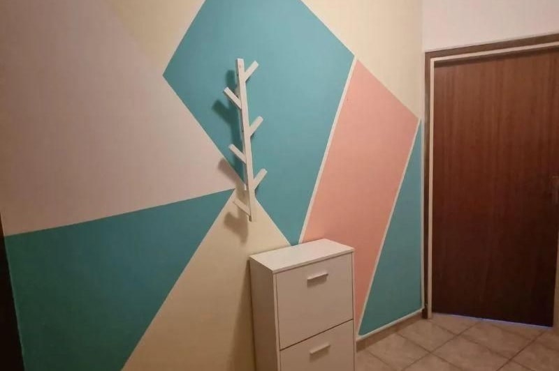 Couloir avec penderie et porte d'entrée de l'appartement A4115