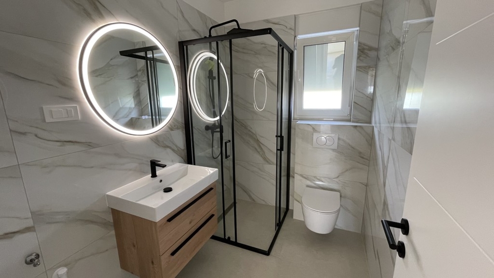 Salle de bains avec douche aspect marbre, Vodice