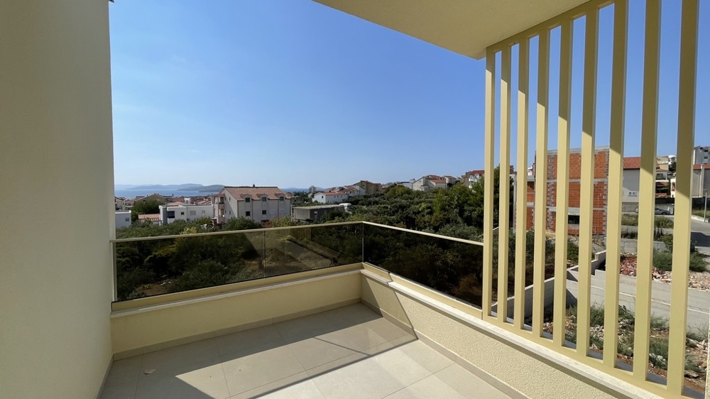 Immeuble avec terrasses à Vodice, vue latérale