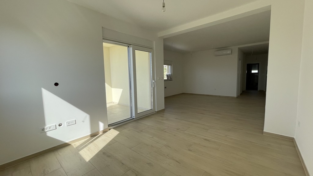 Séjour avec porte donnant sur la terrasse, appartement neuf à Vodice