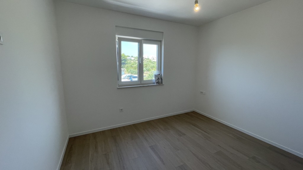 Chambre de l'appartement neuf à Vodice