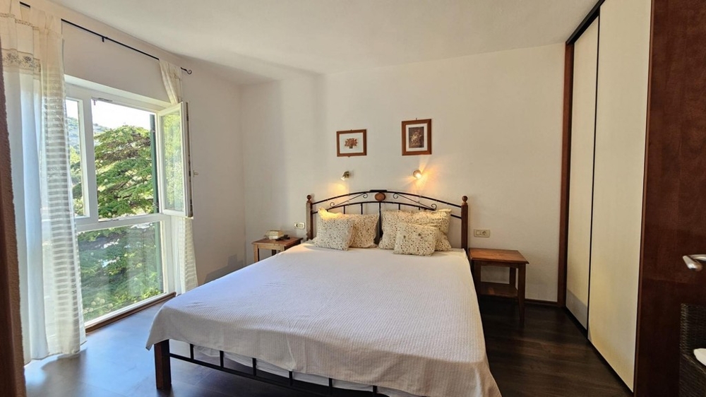 Deuxième chambre avec lit double et grande fenêtre