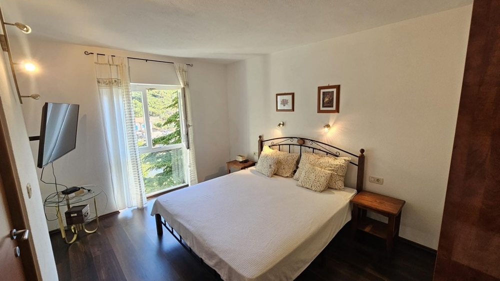 Deuxième chambre avec placard intégré et télévision