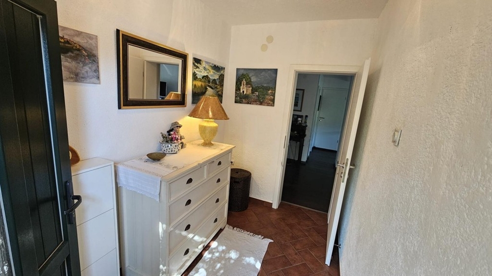 Couloir avec commode et miroir