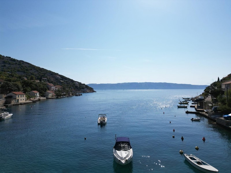 Baie de Donja Klada avec bateaux et vue sur la haute mer