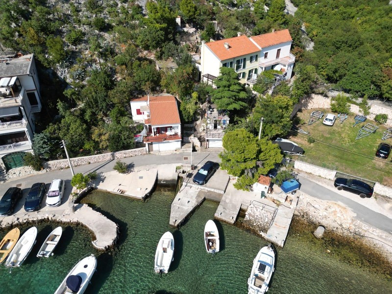 Vue aérienne de la maison à Klada sur la promenade en bord de mer