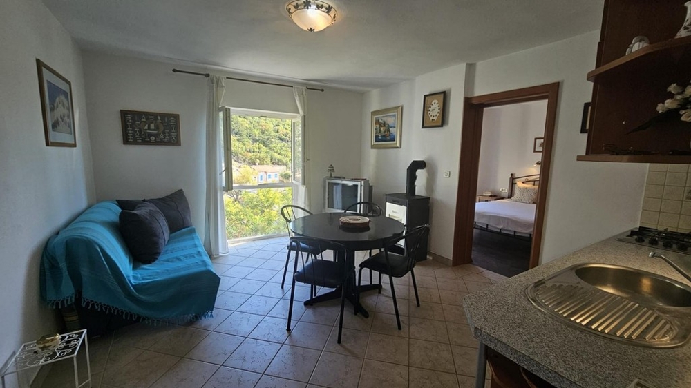 Salon avec canapé et espace repas de l'appartement à Klada