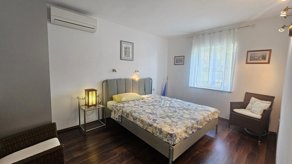 Chambre avec lit double et climatisation