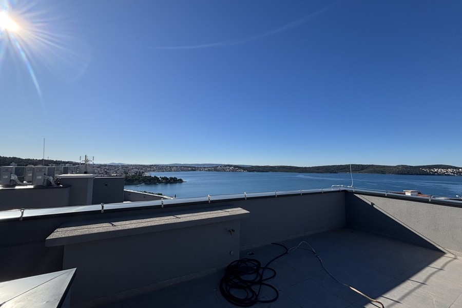 Appartement à vendre en Croatie - toit-terrasse avec vue mer à Trogir