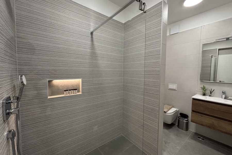 Salle de bains avec douche à l'italienne et meuble vasque à Trogir