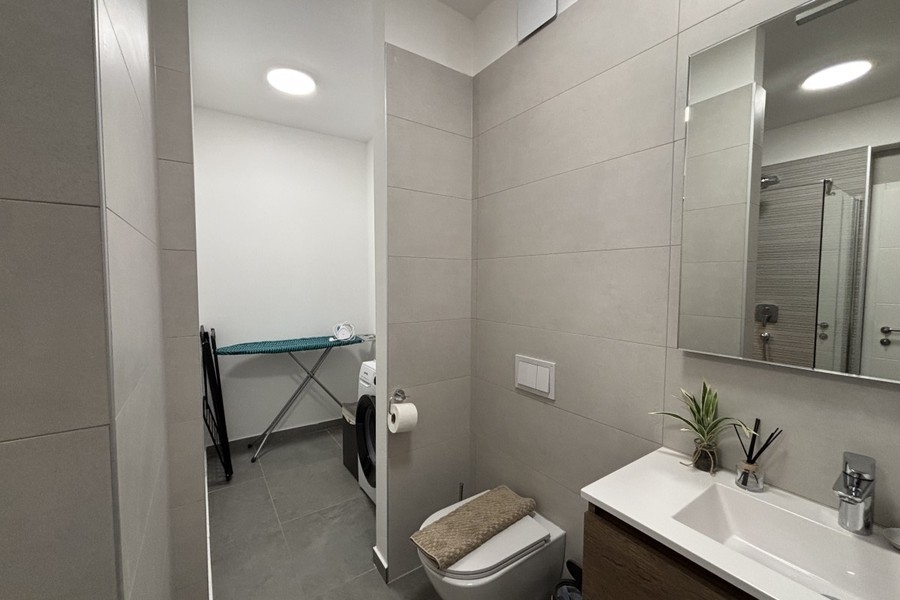 Salle de bains avec toilettes et miroir dans le penthouse à Trogir