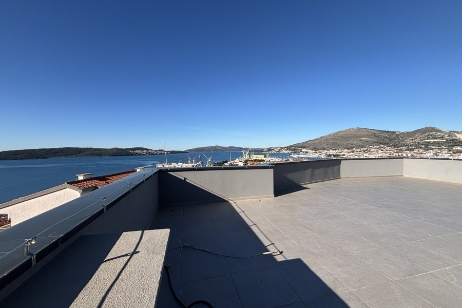 Toit-terrasse du penthouse avec vue sur la mer à Trogir