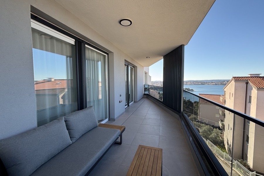 Balcon couvert avec banc et vue mer à Trogir sur Ciovo