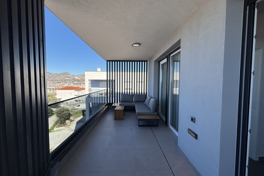 Balcon avec canapé et table dans le penthouse à Trogir sur Ciovo