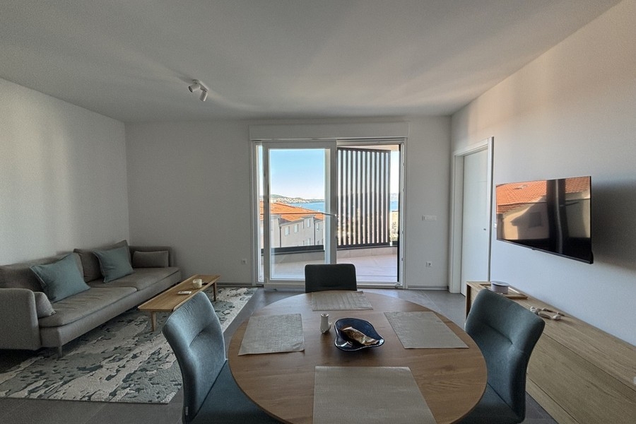 Salon avec canapé et accès au balcon à Trogir sur Ciovo