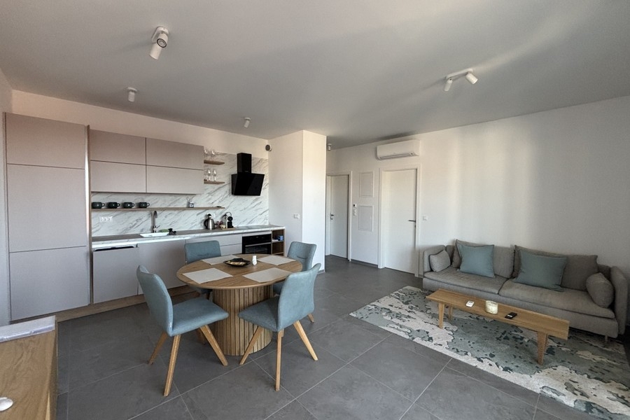 Séjour ouvert avec cuisine et espace repas à Trogir sur Ciovo
