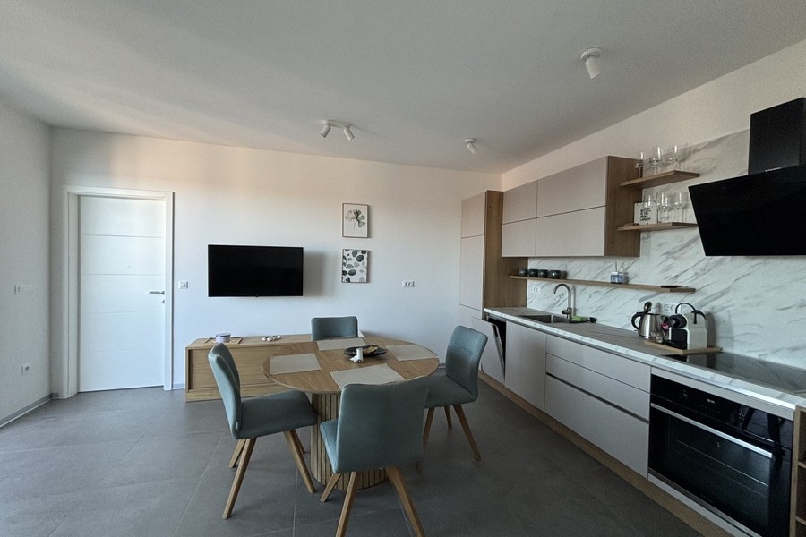 Cuisine avec four et espace repas dans le penthouse à Trogir