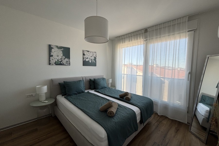 Chambre avec lit double dans le penthouse à Trogir sur Ciovo