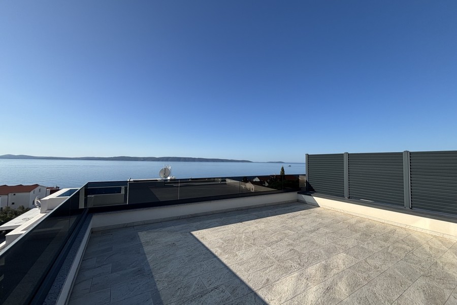 Toit-terrasse avec vue sur la mer et les îles devant Ciovo