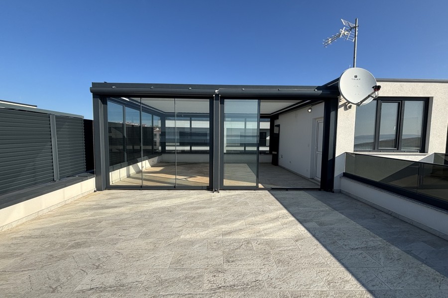 Toit-terrasse avec pergola vitrée à Okrug Gornji