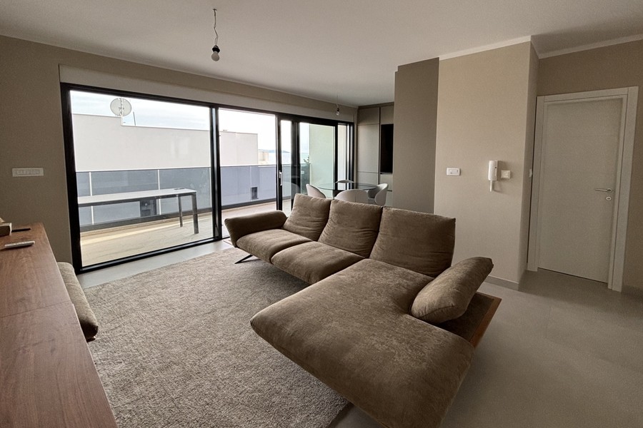 Salon du penthouse avec grand canapé modulable