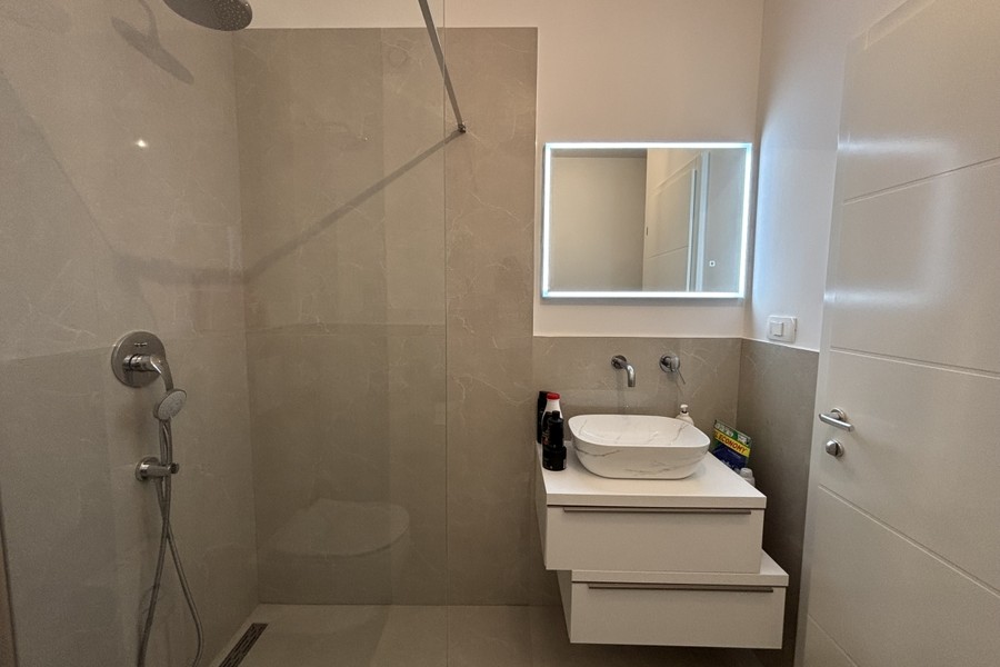 Salle de bains du penthouse sur l'île de Ciovo