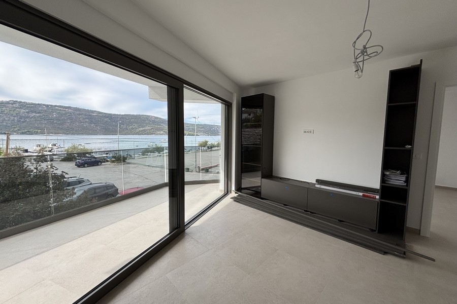 Séjour avec porte de balcon à hauteur d'étage et vue mer