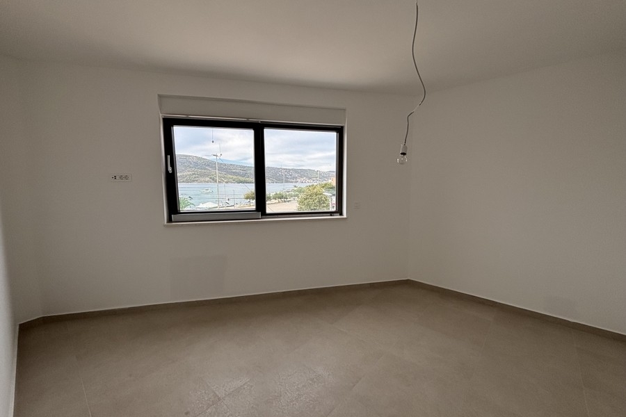 Chambre avec fenêtre donnant sur la mer