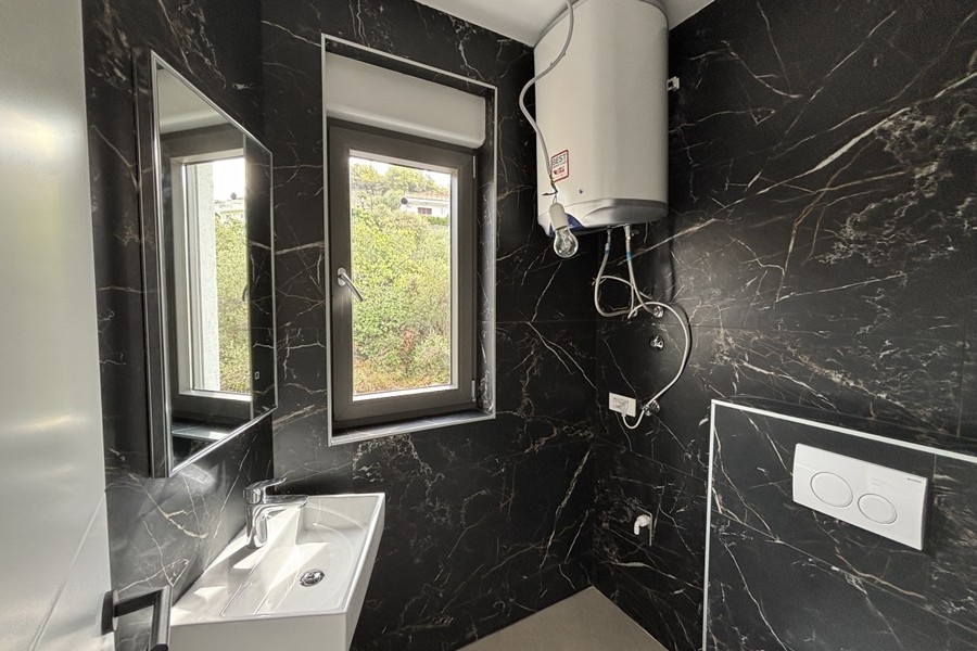 Salle de bains avec carreaux de marbre foncé