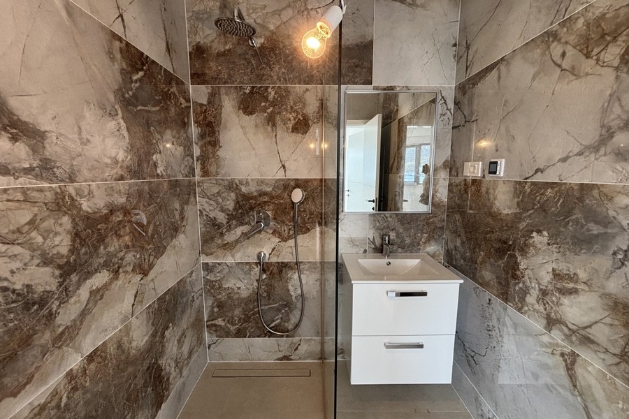 Salle de bains avec douche et carreaux de marbre