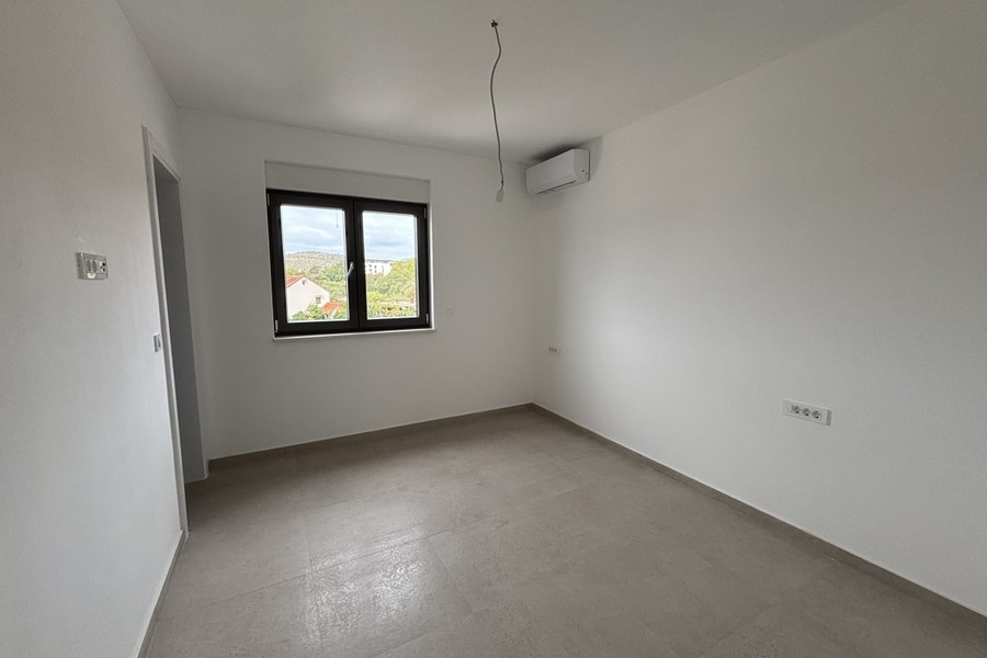 Chambre avec climatiseur et fenêtre