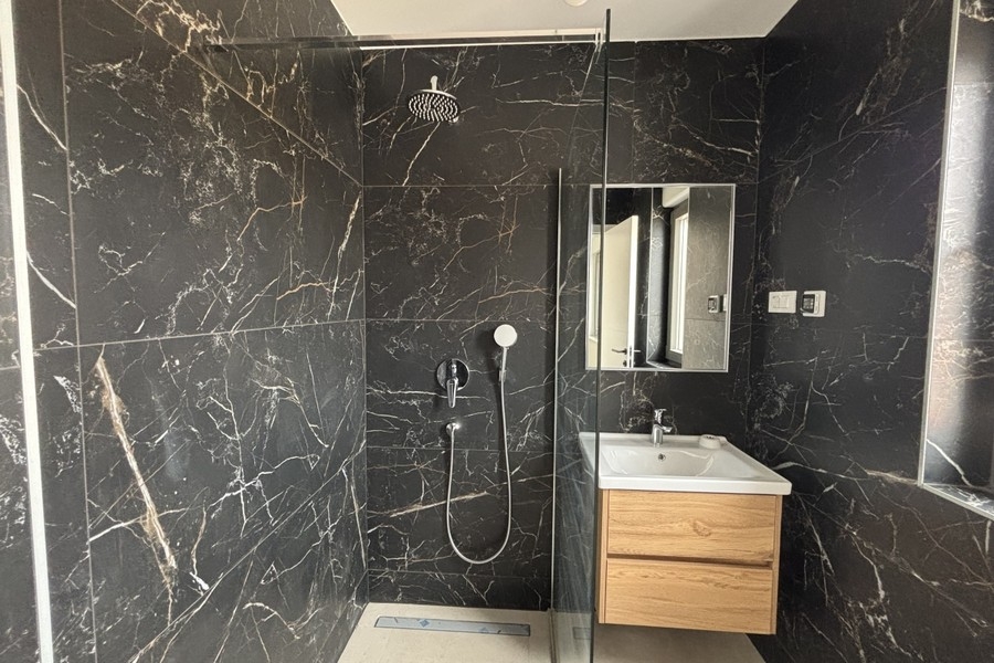 Salle de bains avec douche à l'italienne et meuble vasque en bois