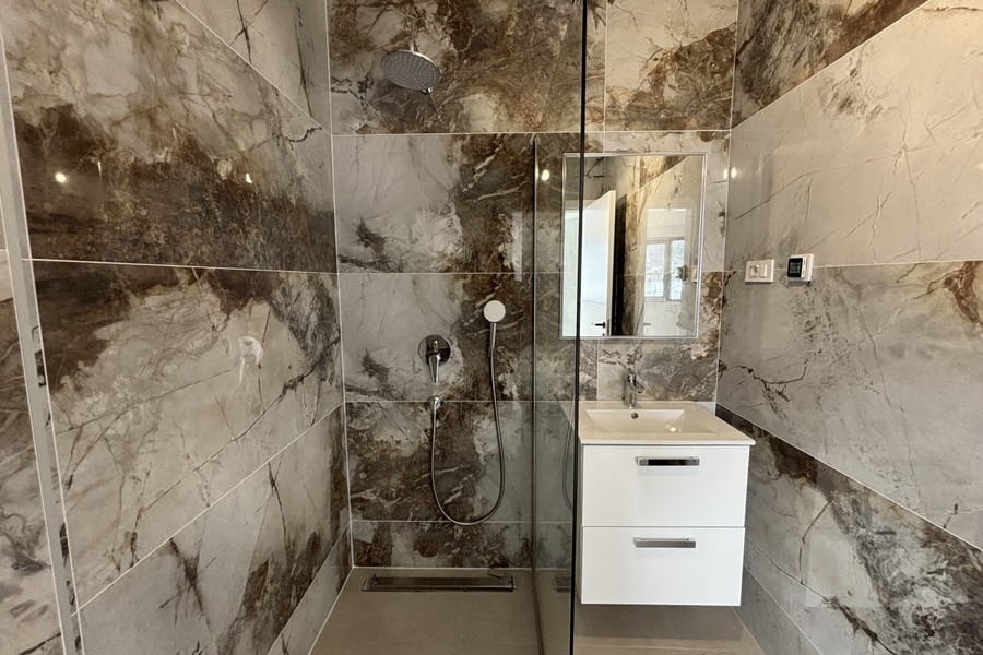 Autre salle de bains avec carreaux clairs en pierre naturelle