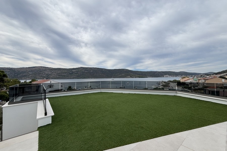 Toit-terrasse avec pelouse et vue sur la mer