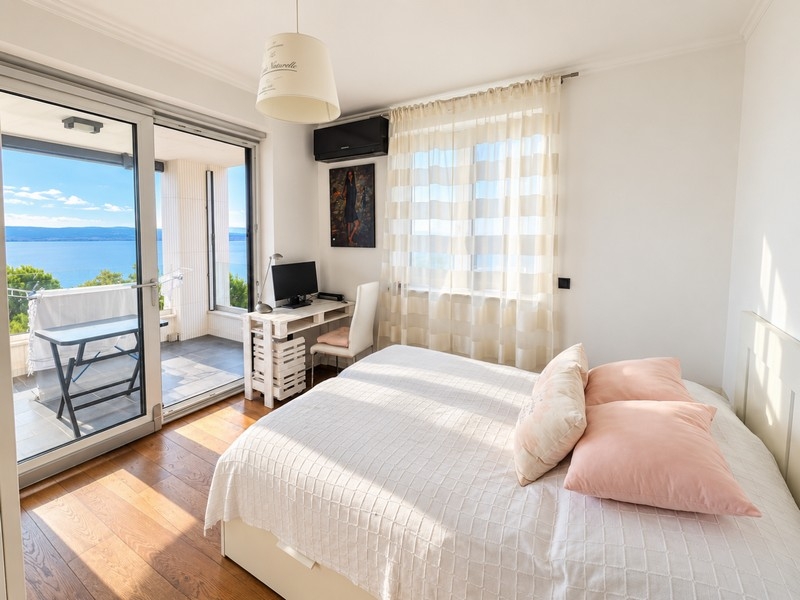 Chambre avec accès à la terrasse et vue mer