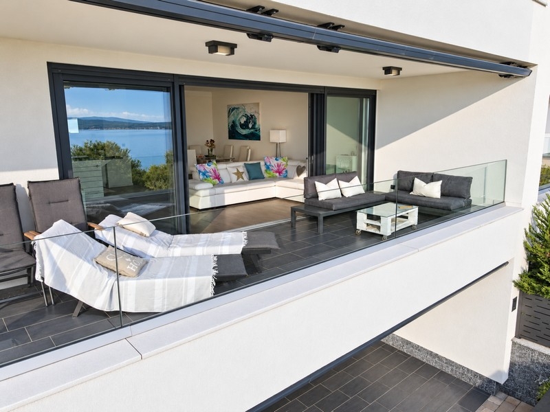 Terrasse avec bains de soleil et mobilier lounge
