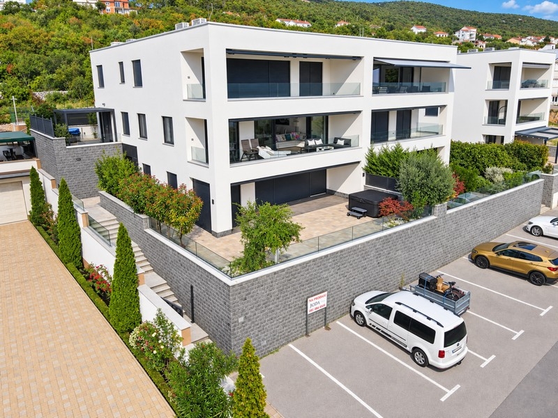 Immeuble avec jardin et places de stationnement