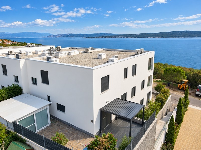 Vue depuis l'immeuble sur la mer et l'île de Krk
