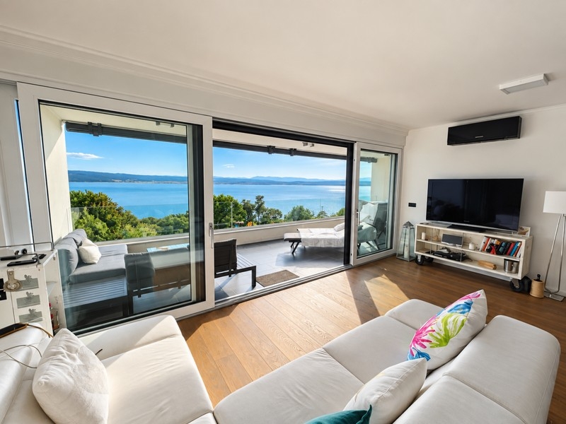 Salon avec grande baie vitrée donnant sur la mer