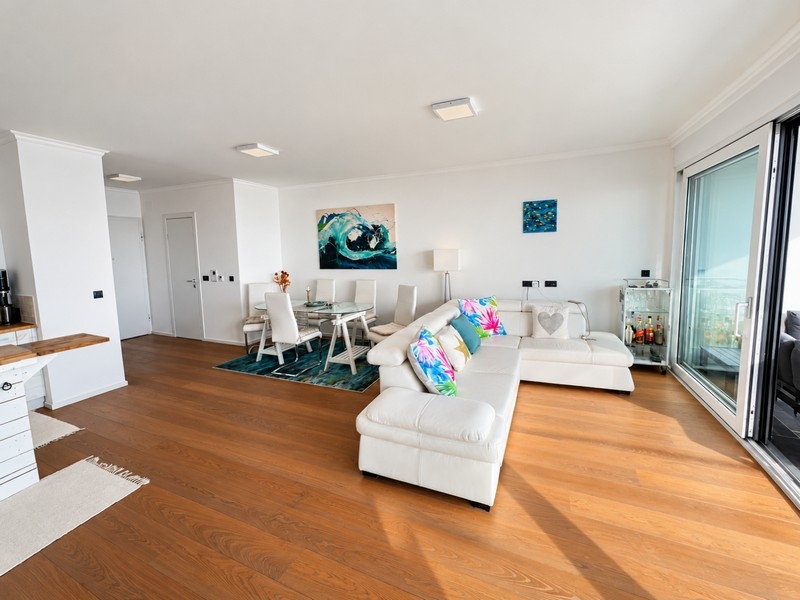 Pièce de vie lumineuse avec parquet