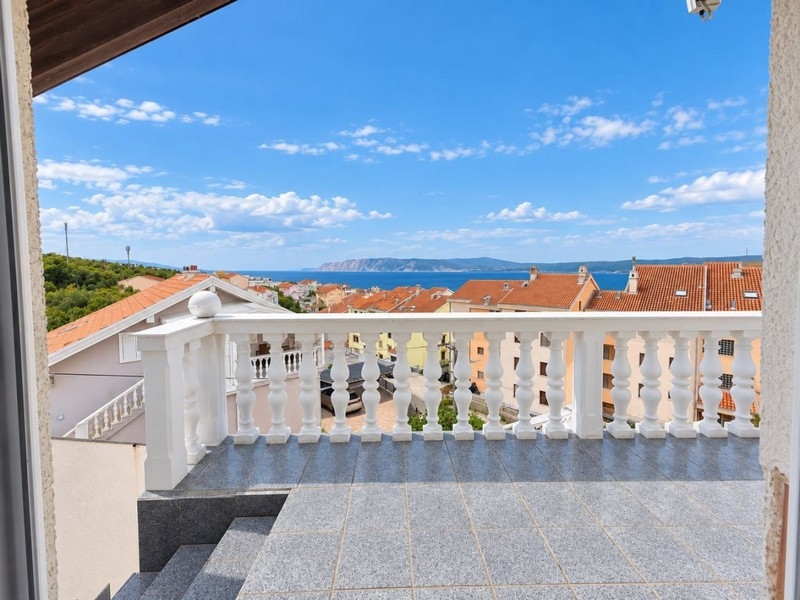 Terrasse avec escalier et vue sur l'île de Krk
