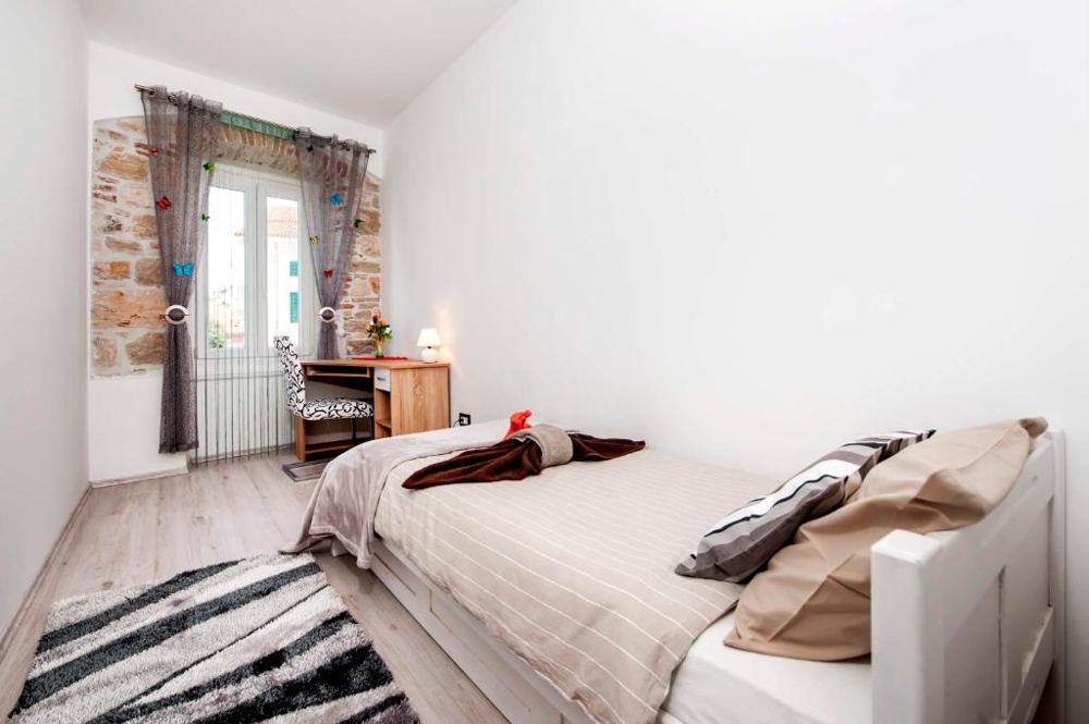 Chambre avec lit simple et bureau