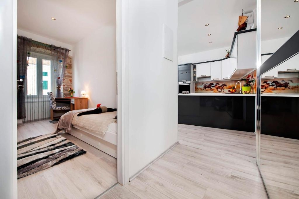 Chambre avec vue sur la cuisine